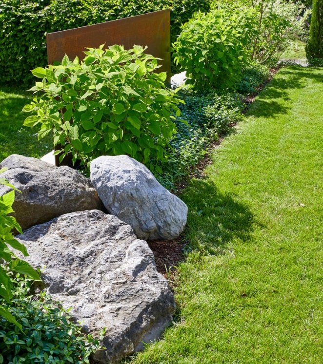 Garten Gebüsch Rasen Beet mit Steinen Rasen und Beet mit Stauden und Steinen