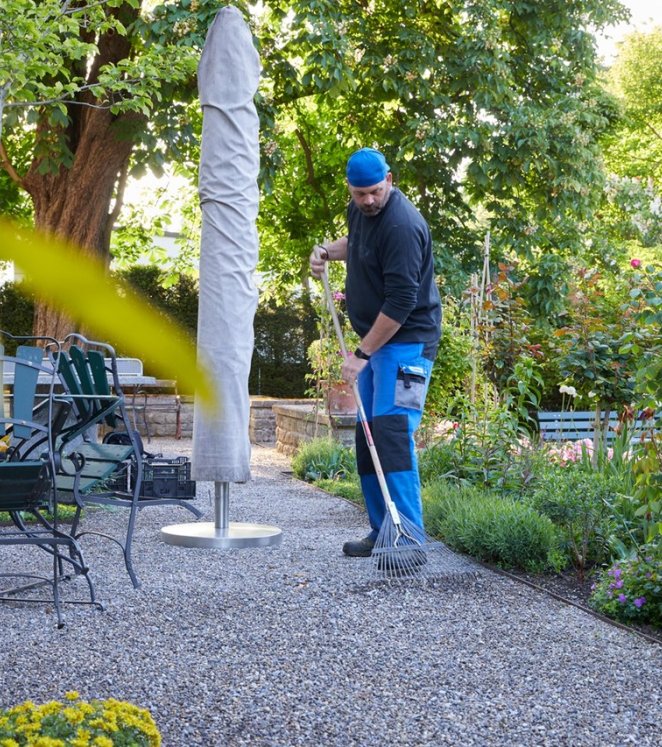 Kiesplatz rechen Gartensitzplatz Gartenunterhalt Kiesplatz rechen Gartensitzplatz Gartenunterhalt