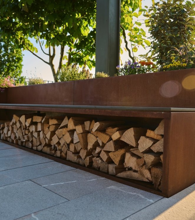 Sitzgelegenheit kombiniert mit Lagerplatz für Brennholz