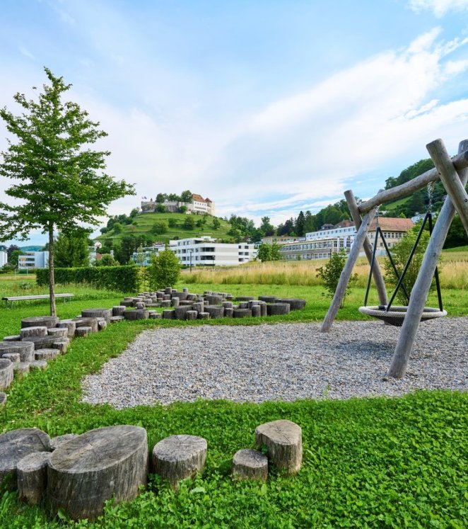 Spielplatz mit Aussicht auf Schloss Lenzburg