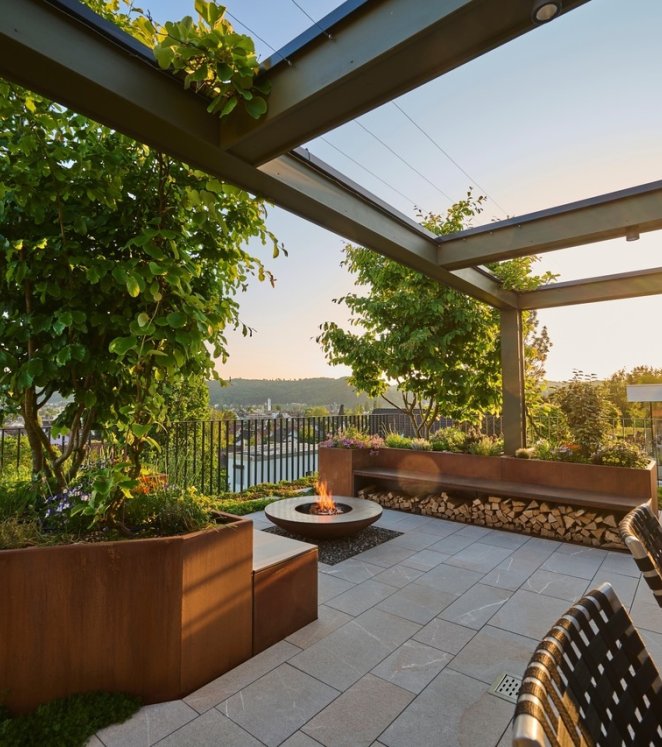 Terrasse mit Feuerschale auf der Nordseite