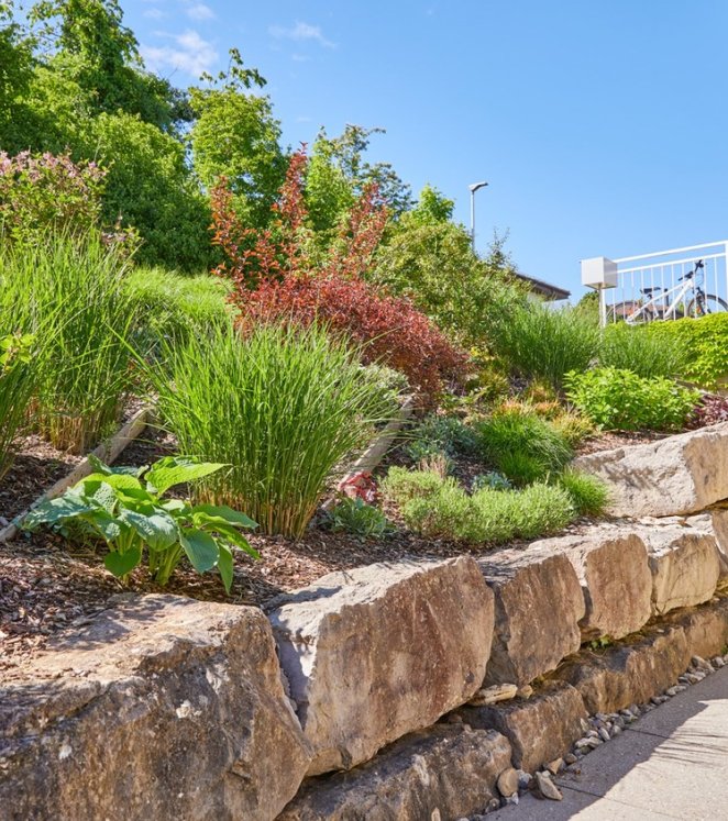 Blumenbeet mit Steinmauer