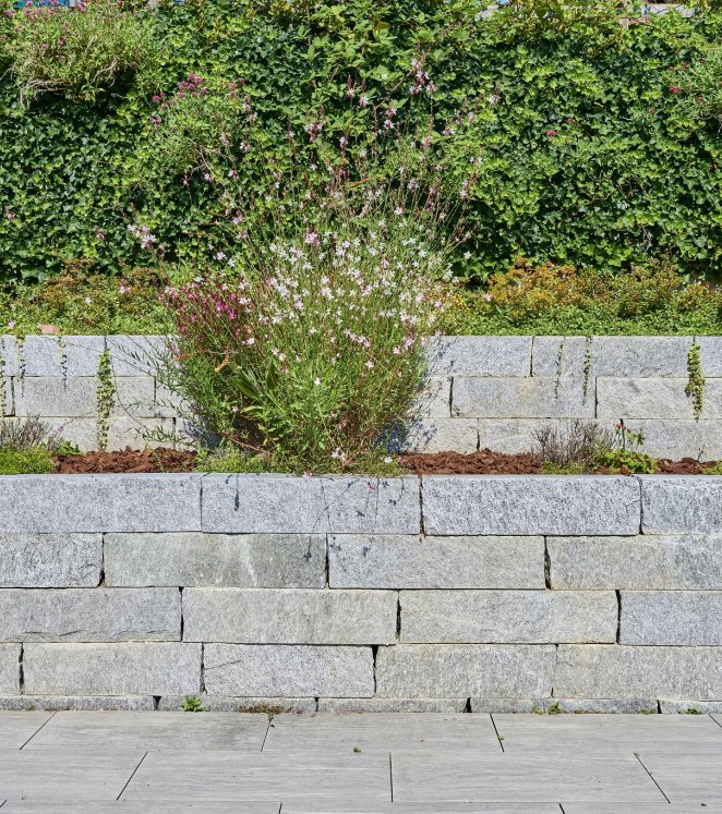 Terrassierung mit bepflanzter Granitmauer