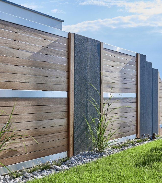 Sichtschutz aus Beton und IPE Holz
