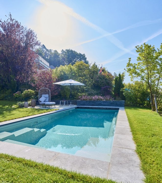 Pool mit verde spluga Quarzit Umrandung