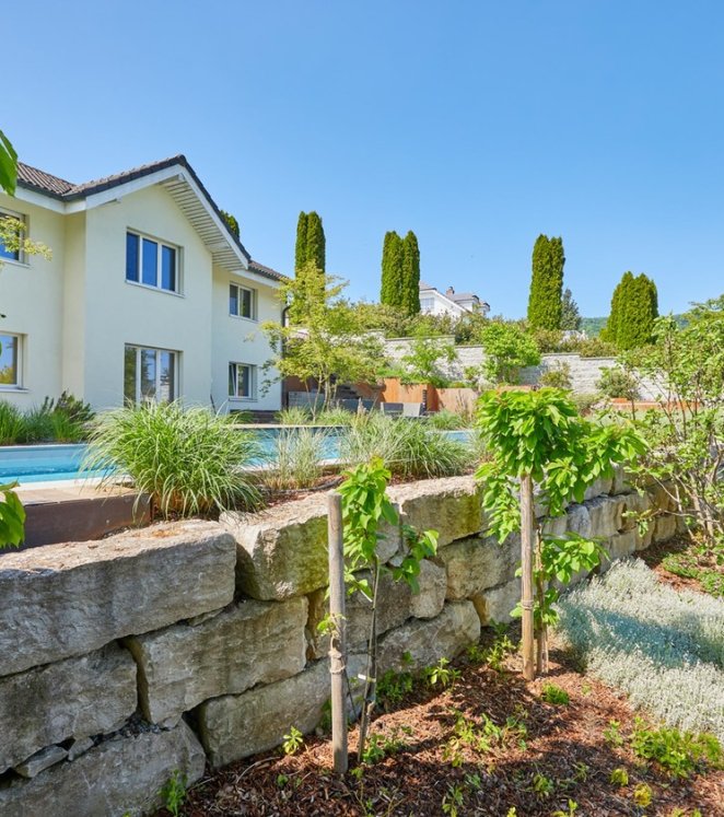 Gartenanlage mit Swimmingpool