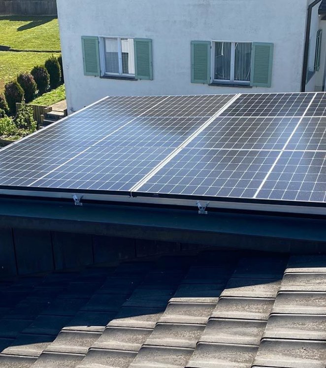 Auch kleine Dachanbauten können perfekt genutzt werden für eine PV-Anlage