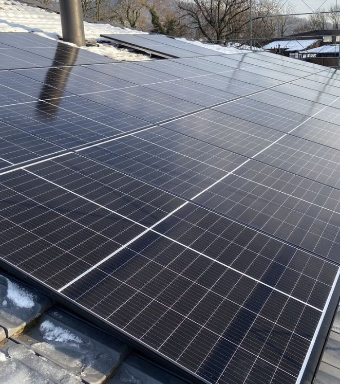 Bei der Anordnung der PV-Panelen müssen auch bestehende Dachdurchdringungen berücksichtigt werden