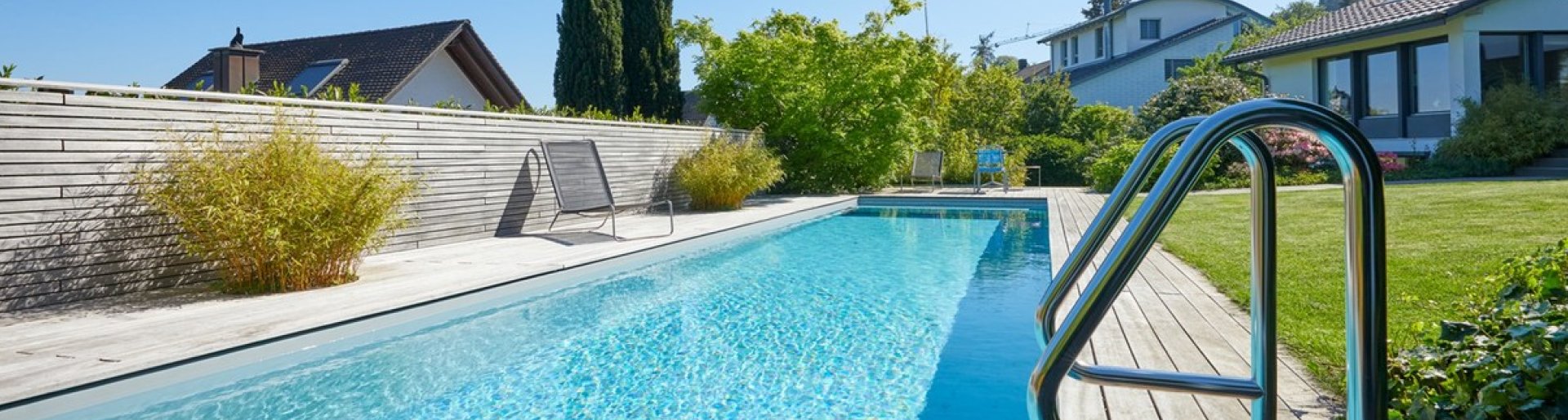 Swimmingpool Holzboden Bepflanzung