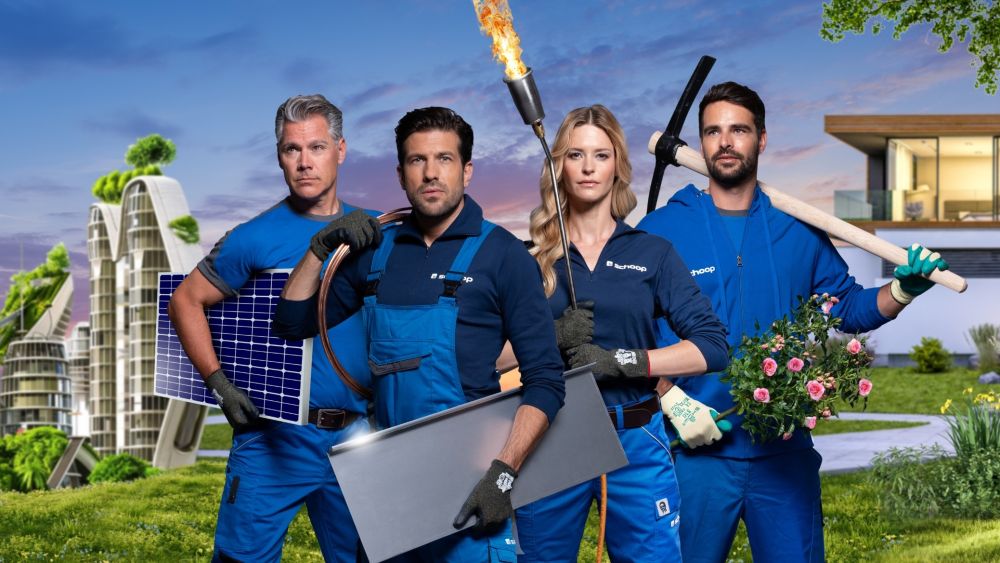 Team von Fachkräften bei Schoop im Aargau mit Solartechniker, Spengler, Abdichter und Gärtner