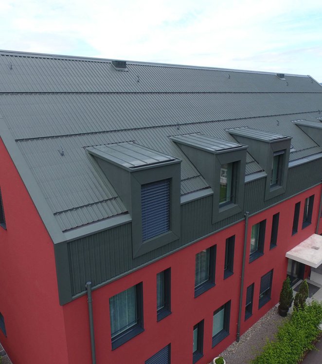 Furaldach Mehrfamilienhaus Fural Rheinzink schifergrau